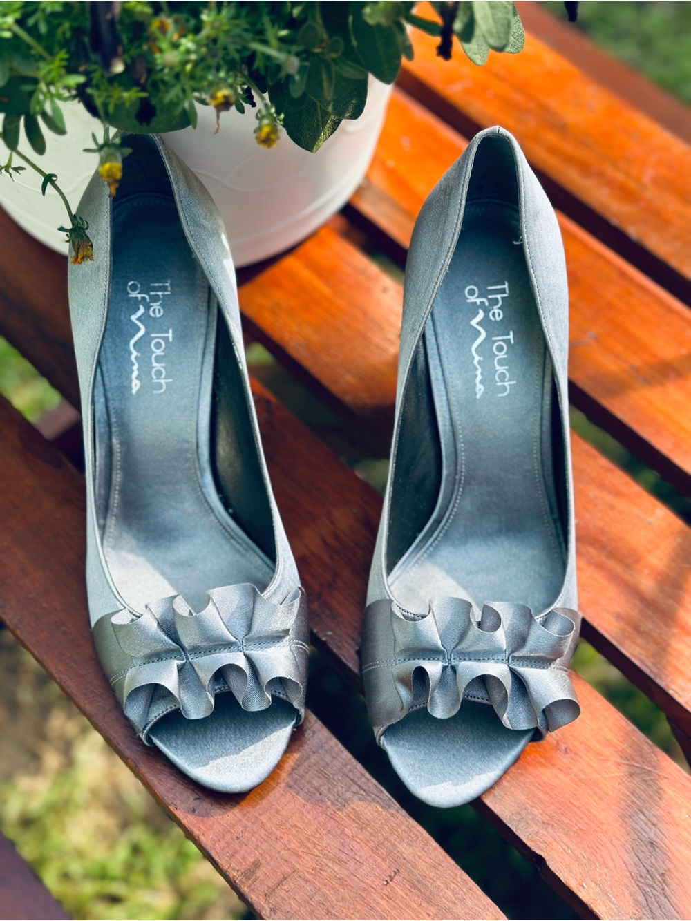NWOB Touch of Nina Metallic Silver Satin Ruffle Peep-Toe Kitten Heel 9 M
